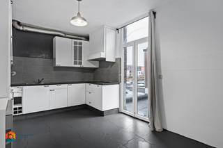 Op een goede locatie nabij het centrum van Mechelen bevindt zich dit ruim 3 slaapkamer duplex-appartement. U bevindt zich hier op wandelafstand...