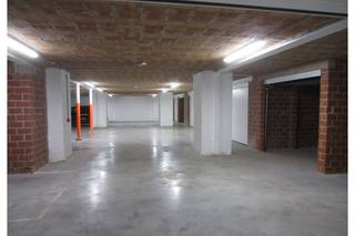 Ruime gelijkvloerse garagebox in het volle stadscentrum en dicht bij het Leopoldpark. Unieke kans!