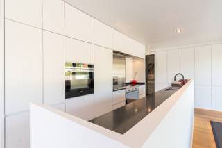 Gelegen op het charmante pleintje in het dorpscentrum van Hove, verwelkomt deze uitzonderlijke duplex met hoogwaardige afwerking u in alle comfort...