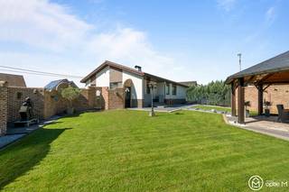 <h2><span>In het groene Spalbeek (Hasselt) op een zeer rustige locatie vind je deze ruime en uitstekend onderhouden woning op een mooi perceel. </span></h2>
Zelden kom je een woning tegen die zo perfect onderhouden is.<br />De woning heeft een ruime inkomhal met vestiaire en apart toilet.<br />Er is een grote leefruimte met veel lichtinval, een schuifraam naar het terras en een open haard. Bijkomende is er een gezellige zitkuil met surround systeem, indirecte verlichting en een bar.<br />Vervolgens is er een heel ruime, vernieuwde keuken met grote ontbijthoek, veel lichtinval, alle benodigde toestellen, deur naar het achterliggend terras en toegang tot nachthal en deur naar kelder.<br />Er zijn 3 slaapkamers, een nieuwe badkamer met hangtoilet, grote inloopdouche, badmeubel en elektrisch bedienbare rolluikkast voor wasmachine en droogkast. <br />Via een luik bereik je de zeer goed geïsoleerde zolder.<br /><br />De woning is volledig onderkelderd met een kelderhoogte van ca. 2,19 m. Deze ruime kelder geeft tal van mogelijkheden: atelier, hobbyruimte, sportkamer, speelruimte, ... Ook de kelder is perfect onderhouden en is rechtstreeks toegankelijk vanuit buiten.<br /><br />Buiten is er een omheinde en private tuin met terrassen, sfeervolle siermuur en groot overdekt terras met BBQ, verlichting en muziek.<br /><br /><strong>Troeven van deze woning te koop in Hasselt:</strong>
<ul>
<li>Rustige ligging in Spalbeek</li>
<li>Mooi perceel met veel privacy</li>
<li>Gezellige zitkuil met surroundinstallatie</li>
<li>Grote, vernieuwde en volledig uitgeruste keuken</li>
<li>Volledig vernieuwde badkamer met grote inloopdouche</li>
<li>Drie volwaardige slaapkamers met parketvloer</li>
<li>2 slaapkamers werden vernieuwd met volledige wand inbouwkasten en de parket werd opgeschuurd en geolied</li>
<li>Volledig onderkelderd met kelderhoogte van ca. 2,19 m</li>
<li>Zeer goed geïsoleerde zolder</li>
<li>Elektrische installatie conform</li>
<li>Onderhouden condensatieketel</li>
<li>EPC C</li>
<li>Asbestveilig</li>
<li>Volledig omheinde tuin</li>
<li>Tuinverlichting, automatisch besproeiingssysteem, borrelstenen</li>
<li>Overdekt tuinterras met BBQ, verlichting en muziek</li>
<li>Ruime garage en bijkomende carport</li>
<li>Buitenzijde van de woning opnieuw geschilderd in 2023</li>
</ul>
Wil je deze woning te koop in Spalbeek, Hasselt bezoeken? Contacteer ons via Optie M vastgoed I carine@optie-m.be I 0478/41 58 70.<br />Wil je weten wat jouw woning waard is? Contacteer ons via bovenstaande gegevens voor een vrijblijvende waardebepaling.<br />Extra informatie: WGLK/VG/VV/GMO/GVKR