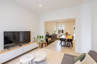 Deze instapklare woning, volledig gerenoveerd in 2019, geniet van een uitstekende ligging tegenover het Rozekensbos in Aalst en combineert...