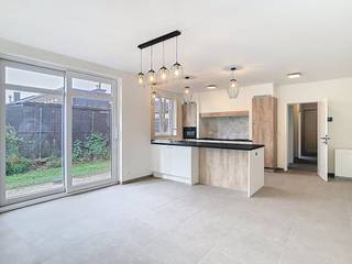 Deze charmante halfopen bebouwing (BEN-woning) combineert landelijke stijl met moderne duurzaamheid. De woning biedt vier ruime slaapkamers,...