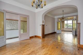 Ruime te renoveren woning met o.a. een bewoonbare oppervlakte van 180 m², 3 slaapkamers (4 mogelijk op zolder), hoge plafonds, voldoende parking...