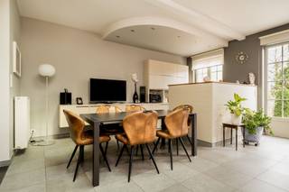 <p><span>Deze charmante, karaktervolle woning zit vol sfeervolle elementen en verrast door haar royale ruimte en uitzonderlijk goede staat van onderhoud, waardoor ze volledig instapklaar is.</span></p><p><span>Bij het binnenkomen word je meteen verwelkomd door een prachtige authentieke vloer, een echte blikvanger die meteen de warme ziel van deze woning onthult. De hoge plafonds en grote raampartijen laten het natuurlijke licht overvloedig binnenstromen, wat zorgt voor een luchtig en ruimtelijk gevoel in elke kamer.</span></p><p><span>Op het gelijkvloers kom je binnen in een ruime inkomhal. Aansluitend vind je een praktische berging die dienst doet als wasplaats. De leefruimte bestaat uit een gezellige zithoek, een uitnodigende eetplaats en een open leefkeuken met extra eetruimte en een ingebouwde bureelhoek. De kwalitatieve, perfect onderhouden keuken biedt een heerlijk zicht op de tuin, waardoor koken een bijzonder aangename ervaring wordt.</span></p><p><span>Op de 1e verdieping bevinden zich een royale master bedroom met dressing, een handige berging, een tweede slaapkamer en een verzorgde badkamer uitgerust met zowel douche als ligbad.</span></p><p><span>De volledig ingerichte 2de verdieping biedt nog eens 3 extra slaapkamers en een 2de badkamer ideaal voor een groot gezin, gasten of hobbyruimtes.</span></p><p><span>De gezellige stadstuin met terras vormt een knusse plek om heerlijk tot rust te komen. Daarnaast is er de mogelijkheid om een garagebox in de buurt te huren, wat extra comfort biedt voor het parkeren van een wagen of het stallen van fietsen.</span></p><p><span>De rustige ligging vlak bij het centrum, gecombineerd met de authentieke materialen en het unieke karakter van deze woning met een ziel, maken dit een buitenkans die je niet wil missen.</span></p>
