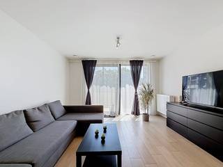Dit tweeslaapkamer appartement op de 3e verdieping te huur bevindt zich in een nieuwbouw project in wijk Zurenborg, in de Tweelingenstraat, een zijstraat van de Plantin en Moretuslei. <br /><br />Gezellige cafés, restaurants en winkels liggen in de buurt. De nabijheid van het openbaar vervoer en belangrijke invalswegen zorgen voor een goede bereikbaarheid van en naar Antwerpen. <br /><br />Indeling appartement op de derde verdieping met lift:<br />- inkomhal <br />- woonkamer<br />- keuken afgewerkt met alle nodige toestellen: combi-oven, inductiekookplaat, vaatwasser, koelkast en aparte diepvries.<br />- badkamer met inloopdouche, dubbele lavabo en toilet<br />- 2 slaapkamers<br />- apart toilet<br />- berging met aansluiting voor wasmachine.<br />- terras<br /><br />Extra troeven:<br />- terras <br />- epc: A<br />- uitstekende bereikbaarheid<br />- lichtarmaturen geplaatst<br />- beschikbaar vanaf 01/10/2026<br />- mogelijkheid om ondergrondse autostaanplaats en ruime kelderberging bij te huren aan € 100 per maand. <br /><br />De maandelijkse kosten bedragen € 120 per maand voorschot voor het liftgebruik en onderhoud van de gemeenschappelijke delen. <br /><br />Bent u geïnteresseerd in dit appartement te huur te Antwerpen? Aarzel dan niet om contact met ons op te nemen. Wenst u uw eigendom ook te koop of te huur te stellen? We helpen u graag verder. Steeds tot uw dienst om u verder te helpen met al uw vragen over vastgoed.