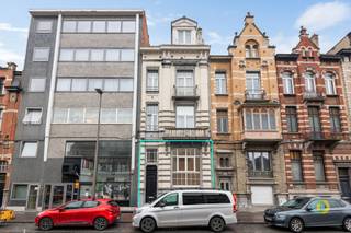 <p><span>Dit appartement is ideaal gelegen in het centrum van Vilvoorde, op wandelafstand van het station en met een uitstekende bereikbaarheid. Het appartement beslaat het gelijkvloers van een kleinschalig gebouw met slechts drie units, zonder gemeenschappelijke lasten, een belangrijke meerwaarde voor zowel eigen bewoning als investering. In 2025 werd het appartement grondig gerenoveerd en het combineert vandaag een centrale ligging met hedendaags wooncomfort. Bovendien is het volledig conform de geldende wooncode en beschikt het over een gunstig EPC-attest (label C), wat garant staat voor een energiezuinige en zorgeloze investering. De indeling (waarvan uw in de foto's een plan vind) omvat een lichtrijke leefruimte met open keuken van in totaal 42,5 m², die uitkijkt op en toegang geeft tot de ruime buitenruimte met een terras van 60 m² en een tuin van 24 m², ideaal om te genieten van zomerse barbecues of voor wie een huisdier heeft. Op het gelijkvloers bevindt zich tevens de eerste slaapkamer van 14,5 m². Vanuit de leefruimte leidt een inpandige trap naar de badkamer en een bureau die dienst kan doen als dressing of gastenkamer. Daarnaast beschikt het appartement over een praktische polyvalente ruimte op de -1 verdieping van 54 m². Deze ruimte is momenteel opgedeeld in verschillende bergingen, maar kan volledig heringericht worden volgens eigen wensen en behoeften. Extra troef is de gemeenschappelijke fietsenberging.<br /><br /></span></p><p><span> </span></p><p><span> </span></p>