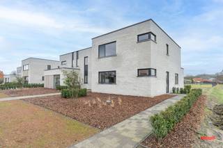 Het zoveelste nieuwbouwproject in Ravels, zeg je?<br /><br />Oké. Point taken. Maarrr soms heb je van die projecten die er echt wel uitspringen. <br />En dit is er zo eentje.<br /><br />Klinkt weer als het typische makelaarspraatje zeker? Niet dus.<br />Deze 7 nieuwbouwwoningen doen het namelijk net even wat anders dan anders:<br /><br />- Geen 7 smalle duplicaatjes naast elkaar, maar een eigentijdse architectuur die de landelijke omgeving niet verstoort. Een speelse indeling, maar met een hele mooie flow.<br /><br />- Deze aannemer zet graag de puntjes op de i. Van de hippe stalen deuren in de woonkamer tot de volledige aanleg van de voortuin; alles werd met oog voor detail afgewerkt. Een totaalplaatje dus.<br /><br />- Geen klassieke hoogbouw, maar een eigentijds interieur waar veel gespeeld wordt met licht en lucht.<br /><br />- Extreem energiezuinige afwerking, met warmtepomp, vloerverwarming én -koeling, zonnepanelen, hoogrendementsglas, topisolatie,… <br />Goed voor het milieu én voor je portemonnee.<br /><br />- Een absolute toplocatie: met de bossen letterlijk om de hoek - heb je dat uitzicht op de hertjes gespot? - maar ook op fietsafstand van de dorpskern van het mooie Ravels.<br /><br />Woning 7 is je favoriet, zeg je? Dat snappen we.<br /><br />Deze heeft namelijk stiekem het mooiste uitzicht over de achterliggende bossen. Verder woon je op een oppervlakte van 167m², met een tuin van maar liefst 540m². Je beschikt over 3 slaapkamers, en een carport met eigen berging achteraan op het perceel. Graag nog een 2de parkeerplaats erbij? No problemo, dat kunnen we voor je regelen.<br /><br />Staat dit stulpje hoog op je verlanglijstje, maar wil je stiekem graag ook 1 van de andere 7 woningen bezoeken? No worries, we zetten met plezier de deuren van alle huizen voor je open. <br /><br />Graag hierover meer weten? Bel ons, mail ons, schrijf ons.<br /><br />By the way: dit project wordt verkocht onder 21% BTW op de constructie, en 12% registratierechten op de grond.