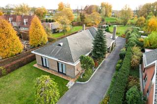 Ruime gelijkvloerse villa met bureau, grote garage en topligging naast Ter Borcht – Meulebeke.Op een bijzonder gunstige ligging vind je deze zeer...