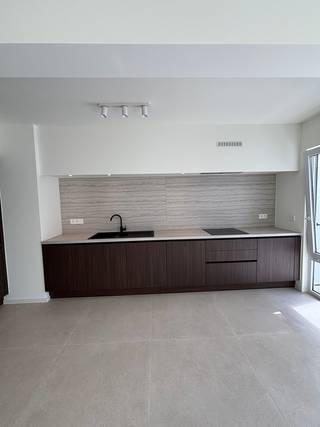 Volledig gerenoveerd appartement met drie slaapkamers gelegen te Mariakerke. Het appartement is afgewerkt met kwaliteitsvolle materialen. Lichtrijke ruime living met open ingerichte keuken voorzien van alle toestellen. De badkamer is met een inloopdouche en badkamermeubel, toilet is apart. Terras achteraan. U bent vlak aan het openbaar vervoer en op wandelafstand van het strand en alle winkels. Het voorschot voor de algemene delen komt op € 60 per maand. Het appartement is onmiddellijk vrij. Vraag gerust een bezoek aan om dit pareltje te bezichtigen