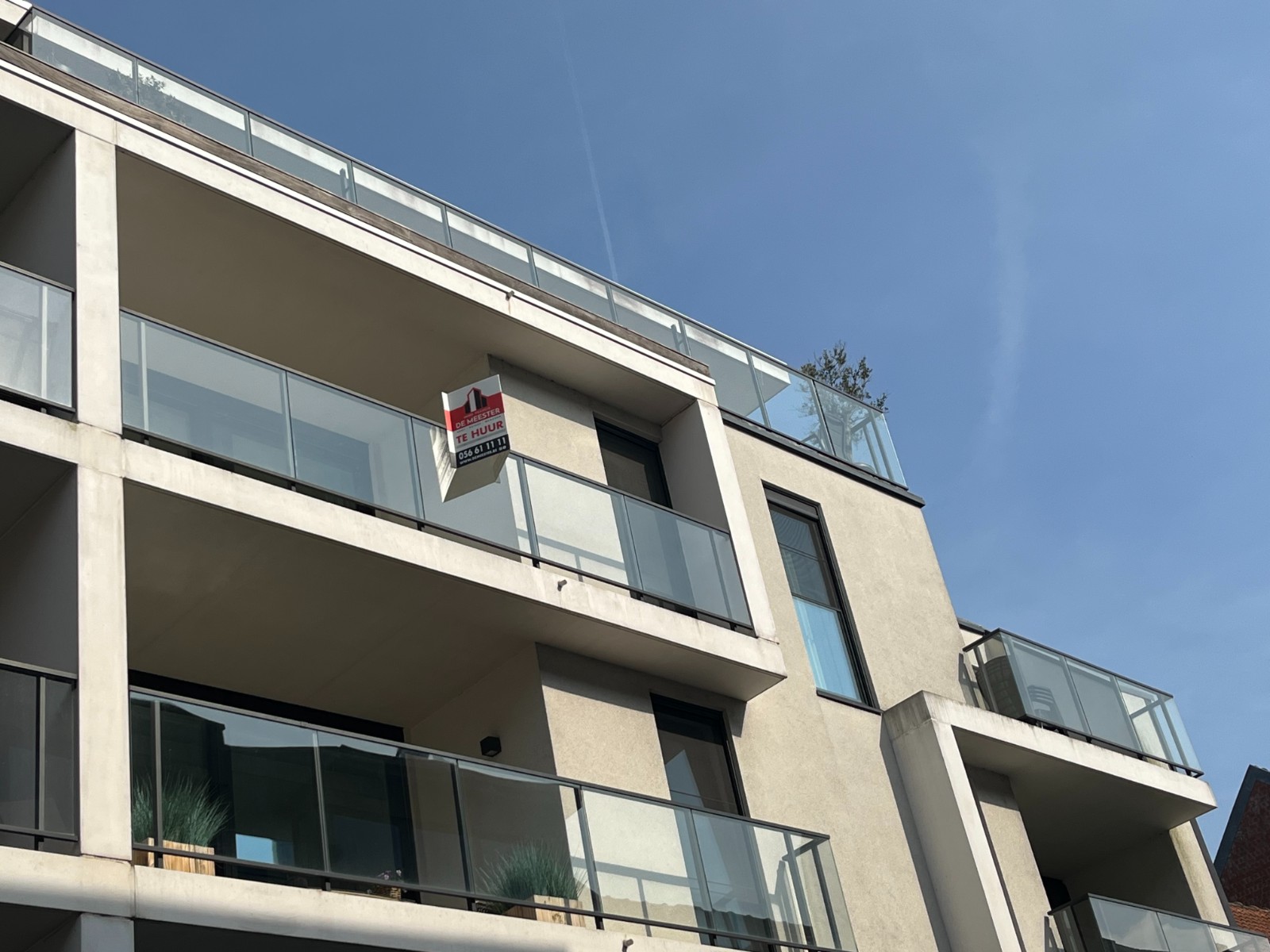 Gezellig en lichtrijk appartement met 2 slaapkamers, terras en staanplaats in hartje Waregem - photo 1