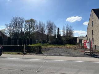 <p>Interessant perceel bouwgrond te koop nabij het centrum van Desselgem en gelegen aan de invalswegen van Waregem. Het perceel is bestemd voor zowel open- als twee halfopenbebouwingen (koppelbouw). De bouwstijl en manier van bouwen is volledig vrij te bepalen.</p>

<p>De voorschriften voor het perceel zijn de volgende:</p>

<ul><li>Twee bouwlagen en hellend dak</li><li>Bouwdiepte gelijkvloers 15 m</li><li>Bouwdiepte verdieping 12 m</li><li>Zijdelingse vrije strook van 3 m</li><li>Voorbouwlijn van aanpalende percelen volgen</li><li>Bij halfopen bebouwing gevelbreedte min. 7 m</li><li>Bijgebouw mogelijk - max 40 m² en ondergeschikt aan de woonfunctie</li></ul>

<p>Wenst u meer informatie omtrent dit interessant perceel? Aarzel niet en neem snel contact met ons op!</p>