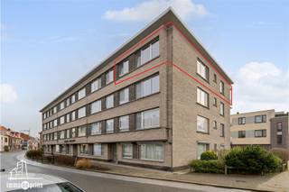 Dit ruime appartement is ideaal gelegen op wandelafstand van het treinstation en tal van buurtwinkels, wat zorgt voor een bijzonder vlotte bereikbaarheid en dagelijks comfort. De centrale ligging wordt verder aangevuld met een grote aparte garage, extra parkeermogelijkheden in de directe omgeving en een aangenaam parkje vlakbij. Het appartement beschikt over twee slaapkamers, een ruime keuken en een lichtrijke leefruimte die uitgeeft op een zuidgericht terras. Het gebouw is voorzien van een lift en biedt comfortabel wonen op een toplocatie waar alles binnen handbereik is. Een aantrekkelijke woonst voor wie ruimte, licht en een uitstekende ligging vlak bij openbaar vervoer en voorzieningen weet te appreciëren.