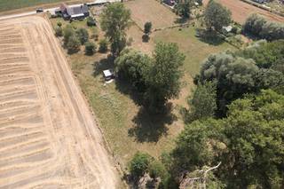 De ligging in agrarisch gebied garandeert het open gevoel en prachtige zichten. Ideaal voor wie op zoek is naar een verbouwproject, of op zoek is naar een bouwplaats die veel mogelijkheden biedt. <br /><br />Indeling: <br />Gelijkvloers: <br />Inkomhal met toilet - woonkamer - veranda keuken - badkamer - wasplaats <br /><br />1e verdieping: <br />Nachthal - slaapkamer 1 - slaapkamer 2 - slaapkamer 3 <br /><br />Extra: <br />Garage - werkplaats <br /><br /><br /><br /><br />Dit pand is onderworpen aan de renovatieverplichting van de Vlaamse overheid voor residentiële gebouwen (behoudens bij sloop binnen 5 jaar na de aankoop). Consulteer voor meer informatie de website van het Vlaams Energie- en Klimaatagentschap via https://www.vlaanderen.be/een-woning-kopen/renovatieverplichting-voor-residentiele-gebouwen<br /><br />Bestuursmaatregelen in het maatregelenregister: nee