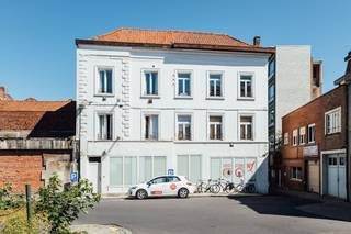 In het centrum van Kortrijk bevindt zich deze veelzijdige opbrengsteigendom, bestaande uit een te renoveren handelspand op het gelijkvloers en twee volledig gerenoveerde appartementen op de bovenliggende verdiepingen.Indeling:- Gelijkvloers: Ruim handelspand met grote vitrine en veel potentieel. Ideaal voor retail, horeca of kantoorruimte. Mits renovatie kan deze ruimte perfect afgestemd worden op jouw commerciële plannen.- 1ste en 2de verdieping: Twee instapklare appartementen, elk met een moderne afwerking, volledig gerenoveerd en verhuurklaar. Perfect voor vaste verhuur of als investering met directe opbrengst.Troeven:- Toplocatie in het centrum, op wandelafstand van winkels, horeca, het station en openbaar vervoer.- Combinatie van renovatiepotentieel én instapklare eenheden.- Ideaal voor investeerders of ondernemers die wonen en werken willen combineren.Dit pand kan onderhevig zijn aan de renovatieverplichting die door de Vlaamse overheid wordt opgelegd voor niet-residentiële gebouwen. Consulteer voor meer informatie de website van het Vlaams Energie- en Klimaatagentschap via https://www.energiesparen.be/nr/renovatieverplichting.Bent u op zoek naar een opbrengsteigendom te koop in Kortrijk? Aarzel dan niet om ons te contacteren op het nummer 056 21 11 11.