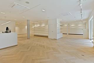 Discover this beautifully renovated and multifunctional commercial or office space of approximately 200 m², ideally located near the center...