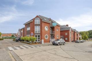 PLAN UW BEZOEK ENKEL ONLINE IN VIA www.structura.be! Ontdek dit charmante appartement in het hart van Denderleeuw, met een perfecte balans tussen comfort en stijl. Deze lichtrijke woonst biedt een ruime leefoppervlakte van 93m², verdeeld over twee gezellige slaapkamers en een moderne badkamer. Wanneer u binnenkomt, wordt u verwelkomd door een smaakvolle hal die leidt naar een open leefruimte met veel natuurlijk licht, dankzij de grote ramen en unieke dakvensters. De leefruimte is naadloos verbonden met een moderne open keuken, compleet uitgerust met inbouwapparatuur en voldoende werkruimte, ideaal voor kookliefhebbers. De slaapkamers zijn ruim en bieden genoeg bergruimte, terwijl de badkamer praktisch is ingericht met een hedendaagse afwerking. Voor extra gemak is er een aparte wasruimte aanwezig. Geniet van serene momenten op het privéterras, een knusse plek om te ontspannen met uitzicht over de rustige omgeving. Voldoende beschikbare gezamenlijke parkeergelegenheid. Gemeenschappelijke fietsenstalling voorzien. Bovendien biedt de zolderruimte een uitstekende mogelijkheid voor extra opslag. Gelegen in een rustige buurt, maar toch dicht bij alle voorzieningen zoals winkels, scholen en openbaar vervoer, is dit appartement een uitstekende keuze voor starters of jonge gezinnen. € 900/maand. GEEN LASTEN.