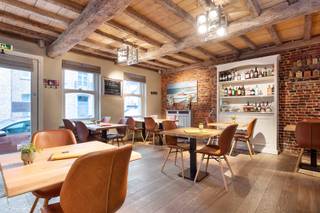 Local commercial avec logement central situé dans le centre de Lede. Au rez-de-chaussée, vous avez un local commercial utilisé pour l'exercice d'activités de restauration. En entrant dans le local commercial, vous arrivez dans la brasserie avec un comptoir entièrement équipé qui donne accès à la cuisine. Vous pouvez accéder à la cave par l'escalier dans la cuisine. Il y a également des toilettes séparées et une terrasse orientée sud à l'arrière qui peut être couverte par un auvent électronique. Vous avez accès à l'appartement privé par une entrée séparée. L'appartement se compose d'un grand salon avec cuisine ouverte, une chambre, une salle de bain avec baignoire et un débarras séparé. Actuellement, les deux parties sont louées séparément et les deux contrats de location peuvent être repris. Pour être clair, les locataires souhaitent poursuivre leur contrat si possible. En bref, cette propriété est un investissement locatif idéal ! Plus d'informations ou planifier une visite ? Contactez Kristof via kristof.de.clercq@albert.immo.