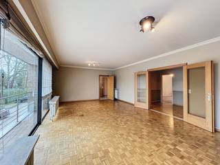 Op de eerste verdieping van een verzorgd gebouw, gelegen aan de Oude Baan te Brasschaat, bevindt zich dit aangename appartement met twee...