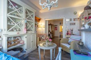 <p><strong>Gunstig gelegen woning met 2 slpk's en tuin te Turnhout.</strong><br />EPC: F-label | Tuin | Op wandelafstand van de Grote Markt van Turnhout<br /><br /><strong>Omschrijving: </strong><br />We betreden deze charmante stadswoning via de inkomhal, dewelke uitgeeft op de ruime woonkamer met zit- en eethoek. Aansluitend op de woonkamer vinden we de keuken, dewelke dankzij de lichtkoepel geniet van natuurlijke lichtinval. De keuken werd uitgerust met een koelkast, diepvriezer, oven en gasvuur. Verder biedt het gelijkvloers nog een apart toilet en een badkamer, voorzien van een douche-bad combinatie, wastafel en aansluiting voor wasmachine. Op de eerste verdieping vinden we nog twee volwaardige slaapkamers én een bergruimte terug. Ook een bergzolder en een kelderberging ontbreken hier niet!<br /><br />Als extra troef geniet deze woning van een mooie stadstuin, waar je een gezellige plek van kan maken!<br /><br /><strong>Algemeen: </strong><br />- EPC: 559 kWh/m²jaar<br />- Renovatieplicht: Mits plaatsen dakisolatie zal je al een C-label bekomen!<br />- Bergzolder<br />- Gezellige tuin</p>