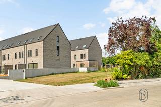 Quiet & pleasantly located NEW BUILDING PROJECT. Let yourself be surprised by this quality APARTMENT with double garage, 4 SLK, 2 bathrooms and pleasant city garden. Buyers have a say in the choice of materials. Energy efficient home: underfloor heating on heat network, double glazing PVC, extra insulation. Nice landscaped city gardens. Completion end of 2024. More info? Info@immobeguin.be