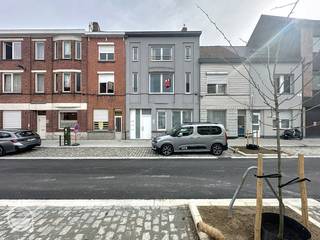 OPGELET: om dit pand te huren of bezichtigen vragen wij steeds eerst een virtueel bezoek te brengen aan het pand. Ga hiervoor naar www.rosseel.be en vul de referentie XP168 in het veld ‘zoek’ bovenaan rechts. Kies dan ‘360°’. De website helpt je nu verder voor de volgende stappen.<br /><br /><br />Dit appartement is zowel gelegen op enkele meters van de kleine ring rond Gent als het stedelijk natuurreservaat Bourgoyen-Ossemeersen. De perfecte ligging voor wie zowel wil genieten van een uitgestrekt landschap om te vertoeven in de natuur als een gemakkelijke doorgang met de wagen als het openbaar vervoer. Het appartement beschikt over een ruime leefruimte die op te delen is als zitruimte en als eetruimte. De half open keuken beschikt over een kookplaat (elektrisch), een dampkap, een koelkast met diepvriesvak en voldoende opslagplaats. De slaapkamer is gelegen aan de stille achterkant van het gebouw en geeft doorgang tot de badkamer met dubbele lavabo, bad (met douche) en aansluiting voor een wasmachine en droogkast. Ook beschikt dit appartement over een ruime bergplaats en een gastentoilet. Er komen nog kosten van 30 euro/maand (voorschot) bij voor water + 35 euro (forfait) voor het ledigen van de septische put, waterontharder; elektriciteit en onderhoud gemeenschappelijke delen. <br /><br />Onmiddellijk beschikbaar.