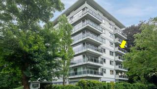 Ligging: Appartement te Mortsel, gelegen op de 4° verdieping (met lift) en aan de achterzijde van het gebouw Indeling: Inkomhal met ingemaakte...