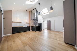 Charmant en zeer licht appartement met 2 slaapkamers. Dit mooie appartement met 2 slaapkamers ligt in de zeer aangename wijk Vanderkindere, vlak bij alle voorzieningen, en biedt een comfortabele en gezellige woonomgeving. Het appartement bevindt zich op de 3e verdieping van een klein gebouw zonder lift en bestaat uit een gezellige woonkamer met open keuken, twee slaapkamers waarvan één met inbouwkasten, en een mooie doucheruimte. Het appartement is onlangs gerenoveerd, verkeert in uitstekende staat en wacht alleen nog op zijn toekomstige eigenaar. Het is perfect geschikt als eerste aankoop of als interessante investering. Deze woning wordt aangevuld met een eigen kelder, die extra opslagruimte biedt. EPB: G. Elektriciteit conform de voorschriften. Individuele gasverwarmingsketel. Gebouw met zeer lage gemeenschappelijke kosten. Informatie en bezichtigingen: 0472 46 57 83