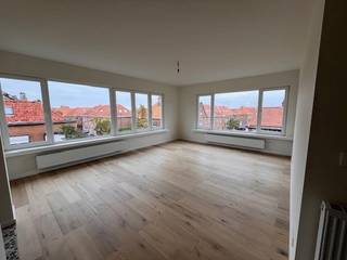Dit prachtige appartement in Oostende is onlangs gerenoveerd in 2024 - 2025 (alles nieuw!!) en biedt een bewoonbare oppervlakte van 95.00 vierkante meter. Gelegen in een rustige buurt, is dit appartement ideaal voor wie op zoek is naar een comfortabele en moderne woonruimte aan de Belgische kust.<br /><br />Het appartement beschikt over een ruime woonkamer met veel natuurlijk lichtinval, een volledig uitgeruste keuken, twee slaapkamers en een badkamer. De renovatie heeft gezorgd voor een eigentijdse uitstraling met hoogwaardige afwerkingen en moderne voorzieningen. <br /><br />Daarnaast biedt het appartement een balkon waar u kunt genieten van het uitzicht op de omgeving en de frisse zeelucht. <br />De ligging van dit appartement is ideaal, met winkels, restaurants en het strand op loopafstand. Daarnaast is er ook voldoende parkeergelegenheid in de buurt.<br /><br />Kortom, dit gerenoveerde appartement in Oostende biedt alles wat u nodig heeft voor een comfortabel en aangenaam verblijf aan de kust. Met zijn moderne inrichting, gunstige ligging en ruime indeling, is dit appartement een ideale keuze voor wie op zoek is naar een nieuwe thuis of een vakantieverblijf.