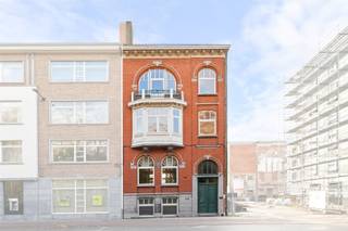 <p><span>Deze uitzonderlijke </span><span>herenwoning uit de vroege 20ste eeuw </span><span>blinkt uit in klasse, karakter en comfort. De hoge plafonds, verfijnde architecturale details en de uiterst kwalitatieve afwerking maken van deze woning een parel voor wie houdt van stijlvol en royaal wonen. Met een </span><span>netto bewoonbare oppervlakte van maar liefst 350 m²</span><span> werd dit pand steeds met grote zorg onderhouden en beschikt het over tal van sterke troeven:</span></p><p><span> </span></p><ul><li><span>4 ruime slaapkamers (ca. 22 m²)</span></li><li><span>2 bureauruimtes (ca. 9 m²), ideaal voor thuiswerk of dressing</span></li><li><span>Grote zolderverdieping (ca. 50 m²) met talloze mogelijkheden</span></li><li><span>Uitgebreide sous-terrain verdieping (ca. 76 m²), perfect voor vrije beroepen, praktijkruimte of kangoeroewonen</span></li><li><span>Sfeervolle stadstuin met vijver en ideale middagzon: een oase van rust</span></li><li><span>Riante leef- en eetruimte (ca. 56 m²) vol licht en karakter</span></li></ul><p><span> </span></p><p><span>Aan de rechterzijde van de woning wordt momenteel een nieuw complex opgetrokken. Dankzij deze ontwikkeling zal de woning alle naar verwachting een EPC-label B behalen (heden EPC D-label, dus </span><span>GEEN renovatieplicht</span><span>), wat een aanzienlijke meerwaarde betekent. Deze statige villa heeft alles in huis om met een beetje liefde en enkele aanpassingen uw ideale gezinswoning te worden: een plaats waar </span><span>rust, ruimte en gezelligheid</span><span> centraal staan!</span></p><p><span> </span></p><p><span>Heeft u interesse? Aarzel niet en plan vandaag nog uw bezoek via 09/225.00.78 of anthes@defooz.com</span></p>