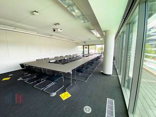 Les espaces de bureaux ultramodernes « The Pulse » (l'ancien bâtiment de Bayer) sont situés dans le quartier de l'aéroport à Zaventem. La gamme complète d'espaces de bureaux est conçue et équipée des dernières technologies et commodités pour maximiser l'efficacité, la productivité et le confort. Les surfaces peuvent également varier de +/- 800 m² à +/- 7.300 m². Ratio de stationnement très favorable avec des bornes de recharge pour les voitures et les vélos. Phénoménalement situé à côté de la gare de Diegem, de la nouvelle ligne de tramway, de l'autoroute cyclable et à seulement 1 minute de la sortie d'autoroute R0 Zaventem avec une connexion immédiate à l'E19. L'aéroport de Zaventem se trouve à 4 km et le centre-ville de Bruxelles à 13 km. Un arrêt de bus est accessible à pied (140 m).<br />Contactez PANORAMA pour de plus amples informations, des plans ou une visite de site sans engagement au 02 420 00 00.