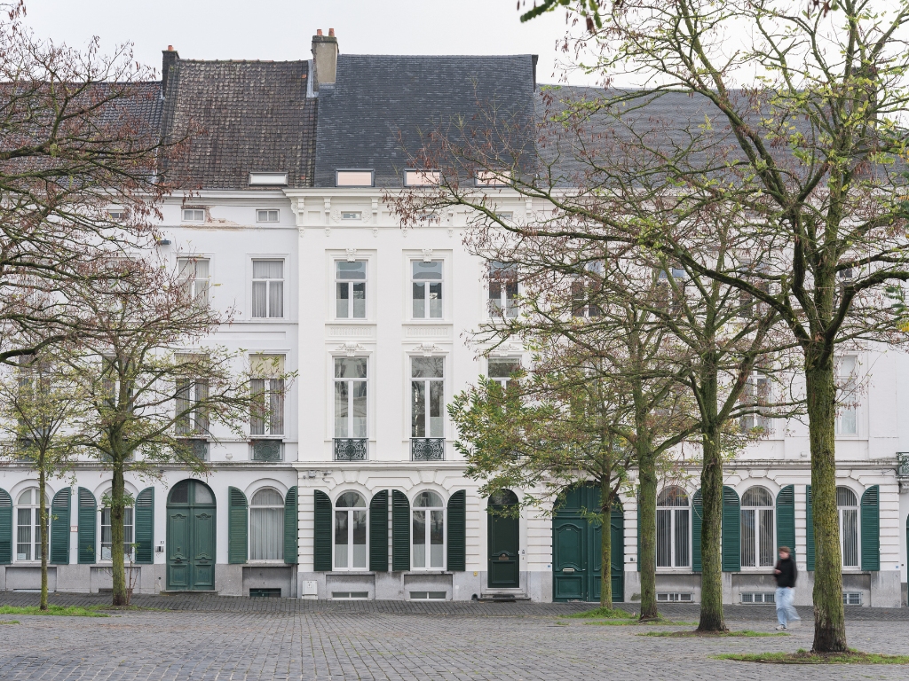 Instaplaar duplex-appartement met 1 slaapkamer en terras op een zeer gegeerde locatie – Sint-Pietersplein. - foto 1