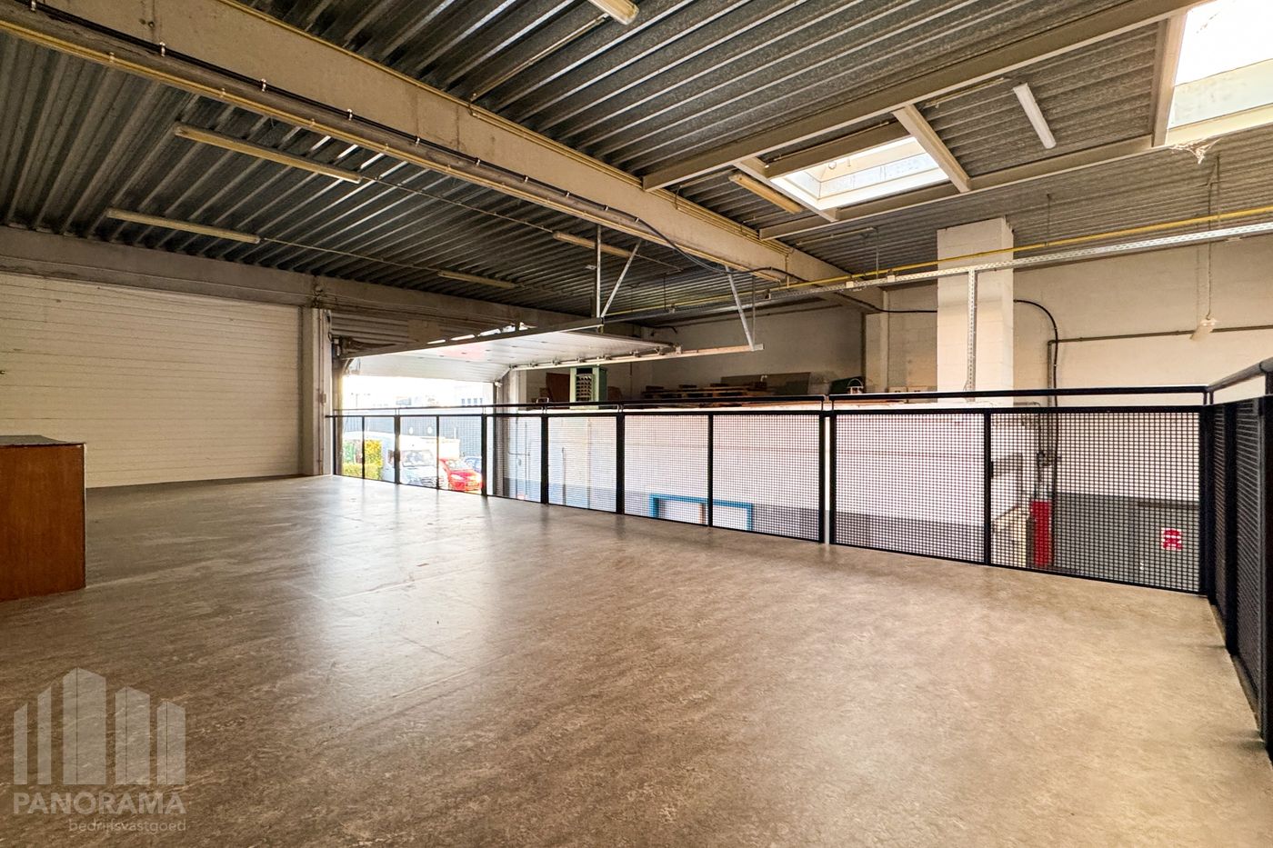 SME UNIT WITH 250 m² WAREHOUSE AND 60 m² FITTED OFFICES IN A PRIME LOCATION - photo 5