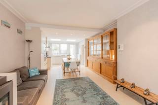 Ruime woning met garage en stadstuin, momenteel ingedeeld in 2 appartementen, zeer rustig gelegen in het ' Oude Knokke ' op wandelafstand van het centrum van Knokke-Heist. <br /><br />Indeling: Inkomhal, ruime garage, inkom naar het gelijkvloersappartement met grote living, open keuken voorzien van alle comfort, verharde tuin, toilet, 2 slaapkamers en ruime badkamer met inloopdouche. Op de eerste verdieping bevindt zich het tweede appartement met living, keuken tevens voorzien van alle comfort, terras, slaapkamer met ingemaakte kasten, badkamer met inloopdouche en apart toilet. Ideaal aanbod als kangoeroewoning op een mooie ligging te Knokke-Heist.<br /><br />Onmiddellijk beschikbaar.