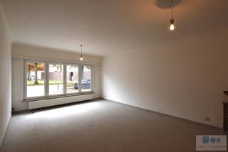 Gelijkvloers appartement van 83 m² met 1 ruime slaapkamer en tuin op strategische locatie vlakbij centrum Lier.<br /><br />De centrale ligging maakt dat winkels, scholen en openbaar vervoer binnen handbereik zijn alsook is het stadscentrum vlot bereikbaar. Verder is er een vlotte verbinding met de invalswegen voor woon-werkverkeer.<br /><br />We betreden het appartement langs de gezamenlijke inkomhal. Via hier komen we in de privatieve inkomhal met connectie naar de geriefelijke berging/wasplaats, uitgeruste keuken met toegang naar de tuin, één zeer ruime slaapkamer, een badkamer voorzien van douche en toilet en tot slot in de ruime lichtrijke leefruimte met aanpalend eetplaats.<br />Verder biedt de keuken ook de mogelijkheid tot het plaatsen van een extra ijskast en diepvriezer. <br /><br />Het appartement geniet een EPC label C en een hoogrendementsketel van 2023. <br /><br />Kleinschalig gebouw met maar 3 entiteiten dus geen syndicus én lage gemeenschappelijke kosten. <br /><br />Tot slot is er in de straten rondom voldoende openbare parkeergelegenheid aanwezig.<br /><br />Wenst u graag een bezoek aan dit appartement? Plan dan nu alvast uw afspraak in!