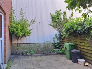 <p><span>Rustig gelegen appartement met 2 slaapkamers en garage <br />in het centrum van Borgloon.<br /><br />Geen algemene onkosten!</span></p><p><span> </span></p><p><span>Het appartement is gelegen op de 1ste verdieping.<br /><br /></span></p><p><span>Men kom binnen in de lichtrijke leefruimte met aansluitend het keuken gedeelte.</span></p><p><span>Volgende toestellen zijn aanwezig: een keramische kookplaat met dampkap, een oven<br />en een koelkast met diepvries. In de leefruimte is er een klein balkon aan de voorzijde van<br />het gebouw.<br /><br />Via de nachthal treft men een apart toilet, 2 slaapkamers en de badkamer.</span></p><p><span>De badkamer is voorzien van een ligbad en een enkele lavabo met meubel.</span></p><p><span> </span></p><p><span>Gelijkvloers is er een privé-bergruimte/washok voorzien alsook een ingesloten terras.</span></p><p><span>De garage is 1 (opgesplitste) open ruimte. Elk appartement heeft een aparte garagepoort.</span></p><p><span> </span></p><p><span>Algemene info:</span></p><p><span>Huurprijs: 725 euro/maand<br />algemene onkosten: NVT<br />vrij vanaf: onmiddellijk<br />EPC-waarde: 222 kWh/m²</span></p><p><span>Huisdieren: niet toegelaten</span></p>