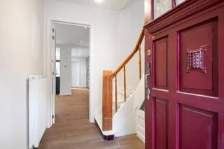 In een rustige en residentiële straat, op de Oudebaan 67 te Mortsel, bevindt zich deze volledig gerenoveerde halfopen bebouwing die comfort, stijl en energiezuinigheid perfect combineert. Dankzij de oostgerichte oriëntatie geniet u elke ochtend van aangenaam natuurlijk licht.Bij het betreden van de woning komt u binnen in een lichtrijke leefruimte met een moderne afwerking en een warme uitstraling. Aansluitend bevindt zich de nieuwe, volledig uitgeruste keuken, voorzien van kwalitatieve toestellen en voldoende werk- en opbergruimte.De woning beschikt over drie ruime slaapkamers, die flexibel in te richten zijn als master bedroom, kinderkamer, bureau of hobbyruimte. De nieuwe badkamer werd stijlvol afgewerkt en is uitgerust met een inloopdouche en modern badkamermeubel.Verder zijn er twee afzonderlijke toiletten, wat het wooncomfort aanzienlijk verhoogt.Een extra troef is de ruime kelder, ideaal als voorraadruimte, wasruimte of extra bergruimte.De woning werd grondig gerenoveerd met aandacht voor kwaliteit en duurzaamheid: vernieuwde leidingen, technieken, ramen, dak en isolatie zorgen voor een hedendaagse woonervaring met gunstige energieprestaties.Buiten geniet u van een aangename tuin waar het rustig vertoeven is, ideaal om te ontspannen of gezellig te tafelen.Kortom, een instapklare gezinswoning op een uitstekende ligging nabij winkels, scholen, openbaar vervoer en belangrijke invalswegen.Wil jij het pand bezichtigen, contacteer dan onderstaande gegevens.☎️ 0468/56.94.08✉️ nils@lefevervastgoed.be💬 Stuur een berichtje