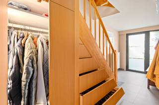 Op zoek naar een verrassend ruime, instapklare en ruime woning voorzien van alle comfort in het hart van Hoevenen?Deze prachtig onderhouden...