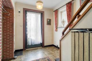 Deze woning in de Kastanjelaan in Zulte is een ideaal renovatieproject. Het heeft 3 slaapkamers, een tuin, garage en uitweg langs achteren! De...