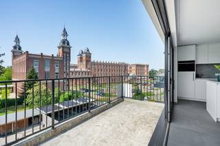 Op deze uitstekende locatie in het centrum van Onze-Lieve-Vrouw-Waver bevindt zich deze energiezuinige penthouse met twee slaapkamers en westgericht terras in een recent appartementsgebouw. U geniet hier van een uitstekende bereikbaarheid, op wandelafstand van winkels, horeca, scholen en het openbaar vervoer.<br /><br />Benieuwd naar deze prachtige penthouse? Klik hier voor een virtuele tour.<br /><br />Dit moderne appartement is gelegen op de derde verdieping van een kleinschalig gebouw. Er is een lift aanwezig die rechtstreeks tot in de leefruimte komt. Indien u de trap neemt, komt u binnen via de inkomhal met apart gastentoilet. De lichtrijke leefruimte, voorzien van airco, kan u inrichten met een gezellige zithoek en eetplaats. De open keuken is mooi geïntegreerd in het geheel en is voorzien van de meest kwalitatieve toestellen. Vanuit de leefruimte heeft u een prachtig zicht op de unieke gebouwen van het Sint-Ursula Instituut. Op het westgericht terras kan u steeds in alle rust en privacy genieten van het mooie weer. Zowel via de leefruimte als de keuken komen we bij de 2 slaapkamers alsook de badkamer, uitgerust met lavabo en douche. In deze ruimtes heeft u een prachtig zicht op de kerktoren van Onze-Lieve-Vrouw-Waver. De kerkklokken luiden niet doorheen de nacht om de nachtrust van de buurt te bewaken. Het appartement beschikt tenslotte over een ondergrondse parkeerplaats en kelderberging.<br /><br />Dit is een uitstekende opportuniteit als u op zoek bent naar een recente penthouse met 2 slaapkamers en ruim terras, voorzien van alle comfort. Contacteer ons voor meer informatie op 0472 82 80 66 of neem een kijkje op www.boonstravastgoed.be.<br /><br />Bijzonderheden:<br />- EPC score A<br />- Centrale ligging<br />- Rechtstreekse toegang met lift