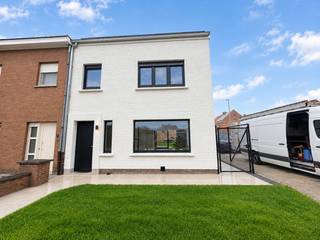 <p>De lichtrijke keuken en leefruimte vormen het hart van deze woning die vanaf de eerste stap overtuigt. De hoge afwerkingsgraad zorgt voor een verzorgd geheel waarin kwaliteit overal merkbaar is. Dankzij de energiezuinige opbouw woont u comfortabel en met een beheersbaar verbruik. De gunstige ligging en de instapklare staat maken dit pand meteen bruikbaar, zonder dat er nog werken nodig zijn.<br /><br />Is dit de woning waar u naar op zoek bent?<br /><br /><strong>Troeven</strong> <br />- Volledig gerenoveerd 2026<br />- EPC A (64 kWh/m²) + zonnepanelen + warmtepomp = minimale energiekost<br />- 3 slaapkamers — perfect voor een (jong) gezin<br />- 150 m² bewoonbaar<br />- Gunstige ligging<br />- Volledig instapklaar <br /><br />Interesse? Contacteer Geoffrey op 0486/04.47.64 voor een bezichtiging.<br /><br /><strong>Dit is een vanafprijs!</strong><br /> </p>