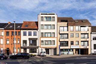 Op de eerste verdieping bevindt zich dit appartement, ideaal gelegen nabij het centrum van Aalst, met vlotte toegang tot winkels, openbaar vervoer en belangrijke invalswegen.<br />Bij het binnenkomen kom je in een inkomhal die je rechtstreeks leidt naar de ruime en gezellige woonkamer. Van hieruit heb je toegang tot de keuken. Het appartement beschikt over twee volwaardige slaapkamers een moderne badkamer met wastafelmeubel en ligbad, een praktische berging met aansluitingen voor wasmachine en droogkast en een gastentoilet. Vanuit de slaapkamer is er toegang tot het ruime terras. Tot slot is er een aparte garage inbegrepen !! <br />Bent u op zoek naar een instapklaar en hedendaags appartement met alle comfort en een uitstekende ligging in Aalst of een rendabele investering? Dan is dit pand zeker een bezoek waard!