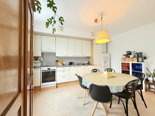 Dit zeer centraal gelegen appartement bevindt zich op de eerste verdieping van een kleinschalige residentie nabij Sint-Pietersstation.

Indeling: een ruime leefruimte met zeer veel lichtinval, open keuken, voorzien van kookfornuis, dampkap, koelkast, diepvries en oven. Een ruime slaapkamer en bureauruimte met toegang tot het terrasje, rustig gelegen aan de achterzijde. De badkamer is voorzien van douche en enkel lavabo. Er is tevens bijkomende bergruimte en aansluiting wasmachine aanwezig. Er is een gemeenschappelijke fietsenstalling.

Verder beschikt dit appartement over parlofoon, cv op aardgas, dubbele beglazing, GEEN LIFT. Gem. kosten: € 25/maand - EPC148/B-label/UC2141264 - GEEN STUDENTEN - onmiddellijk beschikbaar.

Vlot bereikbaar centrum Gent / autostrade / openbaar vervoer / op wandelafstand van Sint-Pietersstation (mobiscore 9,3/10).

Bezoekaanvragen ENKEL via mail: beheer@vastgoednbeheer.be - BIV 506.884/BIV 514.268