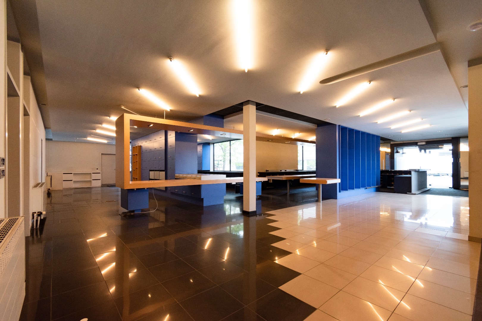 Bureel met een oppervlakte van 365m² te Tielt. - foto 2