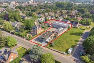 Opbrengsteigendom bestaand uit een bedrijfsgebouw met appartement op een totale grondoppervlakte van ca. 2.890 m². --> Verhuurde commerciële ruimte - Fitness * Gebouw vooraan van ca. 300 m² verdeeld over een gelijkvloers van ca. 220 m² en eerste verdieping van ca. 80 m². Aanwezigheid van kelder. Veel natuurlijk lichtinval door grote glaspartijen. Verwarming op gas + airco.* Open fitnessruimte voorzien van glas en nieuwe airco's (2021) van in totaal 200m², hoogte van 3m, lichtstraat. Hoogspanningscabine aanwezig. --> Verhuurde hal - VeilingzaalTotale oppervlakte van ca. 1.300 m², bestaand uit 2 hallen.> Hal van ca. 760m²- lichtstraat - polybetonnen vloer - elektrische sectionaalpoort (4 m B x 4,2 m H) - vivox brander (mazout) - vrije hoogte: 6 m - regenwater - dienstenruimte voorzien van vergaderzaal en sanitair> Hal van ca. 535m²- vrije hoogte 3 m - nokhoogte 5 m* Verhuurd appartement met aparte ingang. --> Aanwezigheid van zonnepanelen met ook injectie op het net.De eigendom is deels gelegen in de zone 'algemene woongebieden' en deel in de zone 'perifere kerngebieden' volgens het APA 'Afbakening regionaalstedelijk gebied Roeselare.De zones heeft een meervoudige bestemming en is geschikt voor wonen, handel, dienstverlening, ambacht en kleinbedrijf.Dit pand kan onderhevig zijn aan de renovatieverplichting die door de Vlaamse overheid wordt opgelegd voor niet-residentiële gebouwen. Meer informatie: https://www.energiesparen.be/nr/renovatieverplichting.Bestuursmaatregelen in het maatregelenregister: in aanvraag