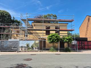<p><span>Welkom in het prachtige nieuwbouwproject ‘FORTSTRAAT 11’. Met de ligging vlakbij het station van Wetteren is de Fortstraat een fantastische woonlocatie die gemak en een aangename omgeving combineert. Met goede verbindingen naar openbaar vervoer en hoofdwegen biedt de Fortstraat een perfecte balans tussen stedelijk leven en wonen in het groen.</span></p><p><span>Naast de villa verrijken twee nieuwbouwwoningen de voorzijde het project: </span></p><p><span>Deze gesloten bebouwing heeft volgende indeling: inkomhal, toilet en ingebouwde vestiaire. Verder lopend kom je in een prachtige openruimte waar beleving centraal staat. De leefruimte en keuken gaan hand en hand samen en vormen het hart van de woning met een overvloed aan natuurlijk licht en zicht naar de privatieve tuin. Naast de keuken is een aparte bergruimte aanwezig. Bovenliggend zijn er 3 aangename slaapkamers aanwezig, een apart toilet en badkamer met inloopdouche, ligbad en dubbele lavabo. Een achterliggend terras en privatieve tuin met veel karakter maken deze woning helemaal af. Verder is er ook nog een privé-parking aanwezig. </span></p><p><span>Technische aspecten: </span></p><ul><li><span>EPC A –  E-peil 20 </span></li><li><span>Ventilatiesysteem D </span></li><li><span>Vloerverwarming op basis van geothermie/warmtepomp. </span></li><li><span>Domotica-systeem met conforme elektriciteit. </span></li></ul><p><span>De woning wordt schilderklaar afgeleverd, en eigen keuzes zijn in deze fase nog mogelijk. </span></p><p><span>Alle vermelde prijzen zijn steeds exclusief BTW, aankoopkosten en aansluitingskosten. </span></p><p><span>Voor meer informatie omtrent dit project, aarzel zeker niet om Quinten van Immo Zone te contacteren via 0485/02.48.04 of per mail op <span>quinten@immo-zone.be</span></span><span>.</span></p><p><span> </span></p>