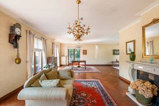 Op een residentiële toplocatie in Kasterlee bevindt zich deze ruime woning op een prachtig perceel van ca. 1.575 m². Omgeven door rust en ruimte geniet de woning van een aangename woonomgeving, terwijl de royale oppervlakte van ca. 370 m² tal van mogelijkheden biedt voor wie op zoek is naar ruimte en comfort. De woning is zo ingericht dat comfortabel gelijkvloers wonen perfect mogelijk is, terwijl de volledig afgewerkte verdieping nog alle vrijheid laat om de woning verder vorm te geven volgens de eigen wensen en levensstijl.<br /><br />Indeling:<br />Via de inkomhal betreedt u de woning en krijgt u toegang tot de verschillende leefruimtes. De ruime woonkamer vormt het centrale hart van de woning en biedt volop plaats voor een comfortabele zit- en eetruimte. Aansluitend bevindt zich de keuken, die op een praktische manier aansluit bij het dagelijkse woongebeuren.<br /><br />Verder beschikt het gelijkvloers over drie volwaardige slaapkamers en een badkamer. Dankzij deze indeling bevinden alle essentiële leefruimtes zich op één niveau, wat zorgt voor bijzonder veel wooncomfort en de woning ook op lange termijn toegankelijk en praktisch maakt.<br /><br />De inpandige garage biedt een comfortabele parkeerplaats en zorgt daarnaast voor de nodige bergruimte.<br /><br />Eerste verdieping:<br />De volledig afgewerkte verdieping vormt een bijzonder veelzijdige extra woonlaag. Momenteel is deze ruimte bewust open gehouden en biedt ze een blanco canvas dat volledig naar eigen smaak en behoeften kan worden ingevuld.<br /><br />De verdieping biedt onder meer de mogelijkheid om twee bijkomende slaapkamers te creëren, maar kan evengoed worden ingericht als master suite, bureau, hobbyruimte, ontspanningsruimte of extra leefruimte. Dankzij de royale oppervlakte zijn de mogelijkheden hier bijzonder uitgebreid.<br /><br />Buitenruimte:<br />De woning geniet van een ruim perceel van ca. 1.575 m², waar rust, groen en privacy centraal staan. De omvang van het perceel biedt bovendien voldoende ruimte om volop van het buitenleven te genieten.<br /><br />De combinatie van de residentiële ligging, het ruime perceel en de royale woonoppervlakte maakt deze woning bijzonder geschikt voor wie op zoek is naar een aangename woonomgeving met voldoende ruimte voor het hele gezin.<br /><br />Bijzonderheden:<br />• Residentiële toplocatie in Kasterlee<br />• Drie slaapkamers op het gelijkvloers<br />• Volledig afgewerkte verdieping met tal van invullingsmogelijkheden<br />• Ruime woonkamer en keuken<br />• Badkamer op het gelijkvloers<br />• Inpandige garage<br />• Grotendeels gelijkvloers wonen mogelijk<br />• EPC-label C<br /><br />Een ruime en veelzijdige woning op een residentiële toplocatie in Kasterlee, waar rust, ruimte en comfort samenkomen. Dankzij de royale oppervlaktes en de veelzijdige verdieping biedt deze eigendom bovendien alle mogelijkheden om mee te groeien met uw woonwensen.