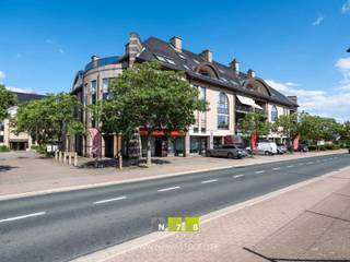 <span><strong>HOOGWAARDIG AFGEWERKT APPARTEMENT OP DE EERSTE VERDIEPING MET 2 SLAAPKAMERS, 2 TERRASSEN EN 2 GARAGES NABIJ HET CENTRUM VAN MAASEIK <br /><br />TROEVEN<br /></strong>- <span>Mooi en gezellig appartement gelegen nabij het centrum van Maaseik.<br />- Ideaal gelegen dichtbij winkels, horecazaken, ... Alle belangrijke voorzieningen in de buurt.</span><br />- 2 badkamers.<br /><span>- 2 terrassen.<br />- 2 garageboxen (voor 4 wagens)<br />- Voorzien van maatwerk (inbouwkasten)<br /></span>- Gemeenschappelijke inkomhal met lift.<br />- EPC-label B: energiezuinig appartement!<strong><br /><br />KELDERVERDIEPING -01 (85,13 m²)<br /></strong>- Garagebox 1 (10,60 m x 3,80 m = 40,28 m²): automatische sectionale poort, technische ruimte (1,50 m x 2,30 m = 3,45 m²), centraal stofzuigsysteem, koelinstallatie, plaats voor 2 wagens, gepolierde betonvloer.<br />- Garagebox 2 (5,40 m x 6,00 m = 32,40 m²): automatische sectionale poort, plaats voor 2 wagens, gepolierde betonvloer.<br />- Berging 1 (1,80 m x 2,50 m = 4,50 m²): gepolierde betonvloer.<br />- Berging 2 (1,80 m x 2,50 m = 4,50 m²): gepolierde betonvloer.<br /><strong><br />GELIJKVLOERS 00 <br /></strong>- Gemeenschappelijke inkomhal: trap en lift naar de eerste verdieping.<br /><br /><strong>VERDIEPING +01 (123,11 m²)</strong><br />- Inkomhal (3,20 m x 2,20 m = 7,04 m²): bergkast, marmervloer.<br /></span><span>- Apart toilet (1,55 m x 0,90 m = 1,39 m²): hangtoilet, spoelbak, muren volledig betegeld, marmervloer.<br /></span><span>- Gang (1,20 m x 6,50 m = 7,80 m²): glazen deur, marmervloer.<br />- Woonkamer (6,20 m x 5,80 m = 35,96 m²): videofoon, marmervloer.<br />- Keuken (3,50 m x 3,80 m = 13,30 m²): keukenwand 1 (onder- en bovenkasten, lades, dubbele spoelbak, keramische kookplaat, dampkap, oven en aansluitend ontbijttafel), keukenwand 2 (onder- en bovenkasten en Amerikaanse koelkast), schuifpui naar terras, automatische rolluiken, marmervloer.<br /></span><span>- Bureauruimte (3,80 m x 1,90 m = 7,22 m²): inbouwkasten, bureau, automatische rolluiken, marmervloer.<br />- Wasplaats (1,60 m x 2,80 m = 4,48 m²): onder- en bovenkasten, lades, spoelbak, vaatwasser, aansluiting wasmachine, marmervloer.<br />- Technische ruimte (0,80 m x 1,40 m = 1,12 m²): CV installatie (aardgas), marmervloer.<br />- Slaapkamer 1 (6,35 m x 3,50 m = 22,22 m²): inbouwkast, schuifpui naar terras, automatische rolluiken, badkamermeubel (dubbele lavabo met spiegel en lades), aansluitend badkamer 1 (2,20 m x 1,70 m = 3,74 m²): ligbad, bidet en hangtoilet, muren volledig betegeld, marmervloer.<br />- Slaapkamer 2 (4,80 m x 3,30 m = 15,84 m²): inbouwkasten, deur die toegang geeft naar terras, marmervloer.<br />- Badkamer 2 (2,00 m x 1,50 m = 3,00 m²): enkele lavabo, douche en hangtoilet, muren volledig betegeld, marmervloer.</span><br /><span><strong><br />EXTERIEUR</strong></span><br /><span>- Terras 1 (4,45 m x 7,60 m = 33,82 m²): automatische zonneluifel, stopcontact, betonvloer. Dit terras maakt deel uit van groter gemeenschappelijk dakterras met tuin, waartoe men ook toegang heeft.<br />- Terras 2 (4,40 m x 2,25 m = 9,90 m²): overdekt, watervoorziening, stopcontact, betonvloer.<span><br /></span><br />Bekijkt u deze advertentie via een aanverwante vastgoedsite, surf dan zeker naar onze website <strong>www.N78vastgoed.be</strong> voor een uitgebreide beschrijving en foto's. <strong>Meer info: +32 (0)89 86 18 88 of info@N78vastgoed.be.</strong></span>