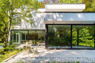 <p>Interesse of vragen? Neem gerust contact op met Dimitry Van Hinsbergh via dimitry@copandi.be of +32 493 37 27 43.</p><p></p><p>Welkom in deze architecturale topvilla uit 2018, gelegen op een perceel van 2.154 m² in het exclusieve Schotenhof. Hier geniet je van rust, luxe en natuur, omringd door groen en afgewerkt met hoogwaardige materialen en slimme technologie. De woning baadt in licht dankzij de grote raampartijen en hoge plafonds.</p><p></p><p>De open leefruimte vormt het hart van het huis en sluit naadloos aan op de designkeuken met maatwerkkasten en de gezellige veranda met zicht op de tuin. De master suite is pure verwennerij: een balkon, dressing en een ensuite badkamer met jacuzzi, inloopdouche en dubbele lavabo. Twee bijkomende slaapkamers delen een moderne badkamer met infrarooddouche en jets. Verder beschikt de woning over een bureau, wasplaats en technische ruimte.</p><p></p><p>De tuin is een oase van rust met een vijver, drie loungeplekken, groot terras, tuinhuis en twee overdekte staanplaatsen. Dankzij zonnepanelen, geothermische warmtepomp, driedubbele beglazing en topisolatie behaalt deze villa een BEN-score (EPC E6).</p><p></p><p>Slimme snufjes zoals smart lighting, een audiosysteem met 11 speakers, Japanse toiletten en een infrarood douche-sauna maken het plaatje compleet.</p><p></p><p>✅ BEN-woning (E6)</p><p>✅ Hoogwaardige architectuur en afwerking</p><p>✅ Zonnepanelen &amp; geothermische warmtepomp</p><p>✅ Jacuzzi, infrarood sauna &amp; smart home-systeem</p><p>✅ Rustige, residentiële ligging in het groen</p><p>✅ Dicht bij Schilde en Antwerpen</p>