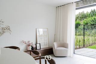 Ben jij op zoek naar een volledig afgewerkte nieuwbouwwoning met twee slaapkamers vlakbij het centrum van Oudenaarde? Gevonden!<br /><br />De lichtrijke leefruimte, de zonnige zuidwestgerichte tuin, de kwalitatieve afwerking en de rustige ligging op een boogscheut van het centrum van Oudenaarde en 't Spei zijn maar enkele van de vele troeven die we hier terugvinden!<br /><br />INDELING:<br /><br />GLV:<br />Je komt de woning binnen via de inkomhal met gastentoilet. Van hieruit heb je toegang tot de ruime en lichtrijke leefruimte die naadloos overloopt in de open keuken. Dankzij de grote raampartijen geniet je hier van een aangename lichtinval en een mooi zicht op de volledig aangelegde tuin met terras. Verder bevindt zich op het gelijkvloers ook nog een handige berging.<br /><br />1eV:<br />Op het eerste verdiep kom je boven in de nachthal. Van hieruit heb je toegang tot twee volwaardige slaapkamers en een volledig afgewerkte badkamer.<br /><br />TUIN:<br />De volledig aangelegde, zuidwestgerichte tuin beschikt over een ruim terras, een verzorgd gazon, hagen en een praktische tuinberging. Hier geniet je optimaal van de middag- en avondzon.<br /><br />NIEUWBOUWPROJECT:<br />Deze woning maakt deel uit van een kwalitatief nieuwbouwproject met verschillende gezinswoningen. Ben je op zoek naar een woning met een andere indeling, oppervlakte of prijsklasse? Contacteer ons dan gerust voor een overzicht van alle nog beschikbare woningen binnen dit project.<br /><br />Lijkt deze instapklare nieuwbouwwoning wel iets voor jou? Aarzel dan zeker niet en contacteer ons vandaag nog voor meer informatie of een bezoek!