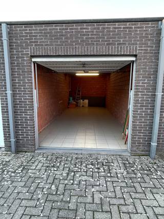 Te koop:In een rustig, achterliggend garagecomplex in de Paalstraat te 2900 Schoten, bied ik een extra diepe stenen garagebox aan met dubbele...